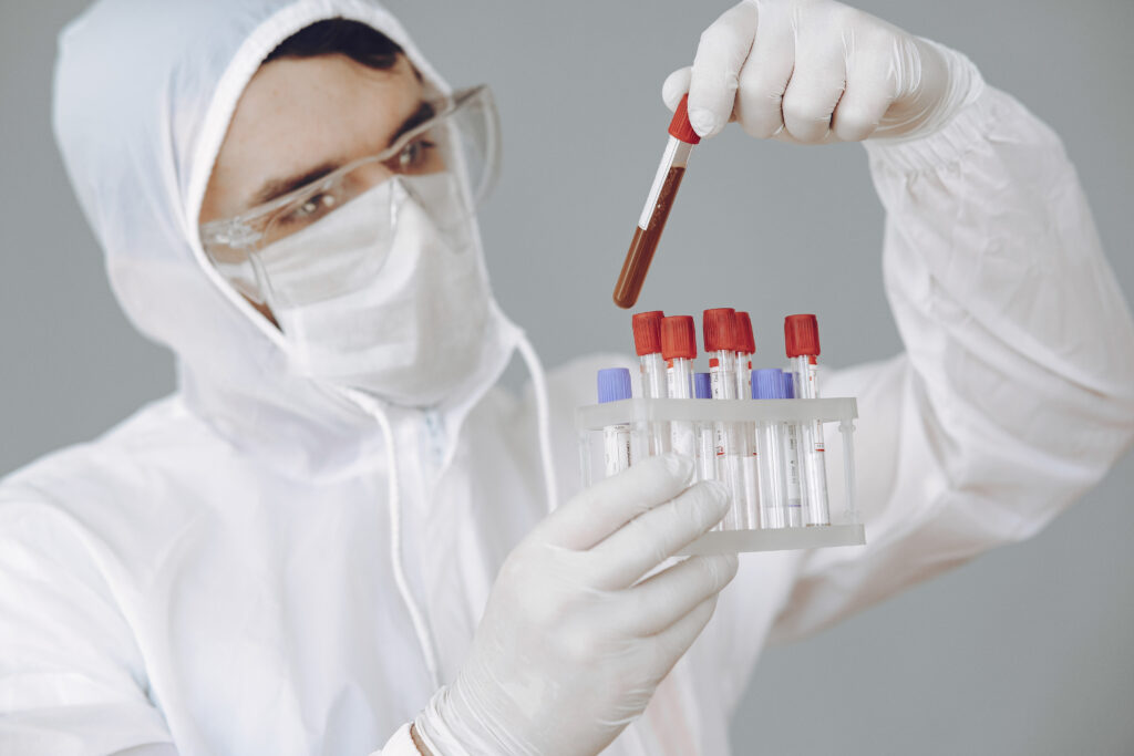 man-protective-suit-glasses-working-laboratory-1024x683 Você especialista em Hematologia